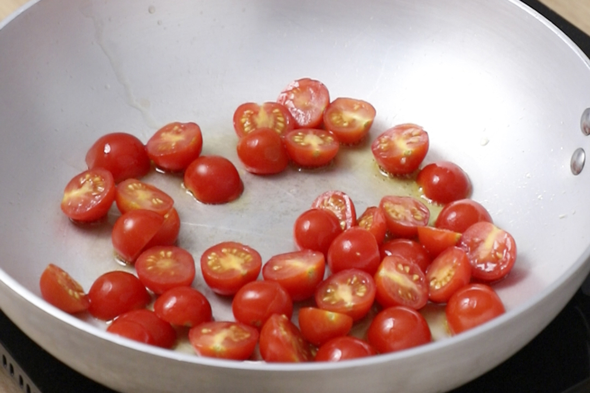 espaguetis con mejillones - saltear cherry