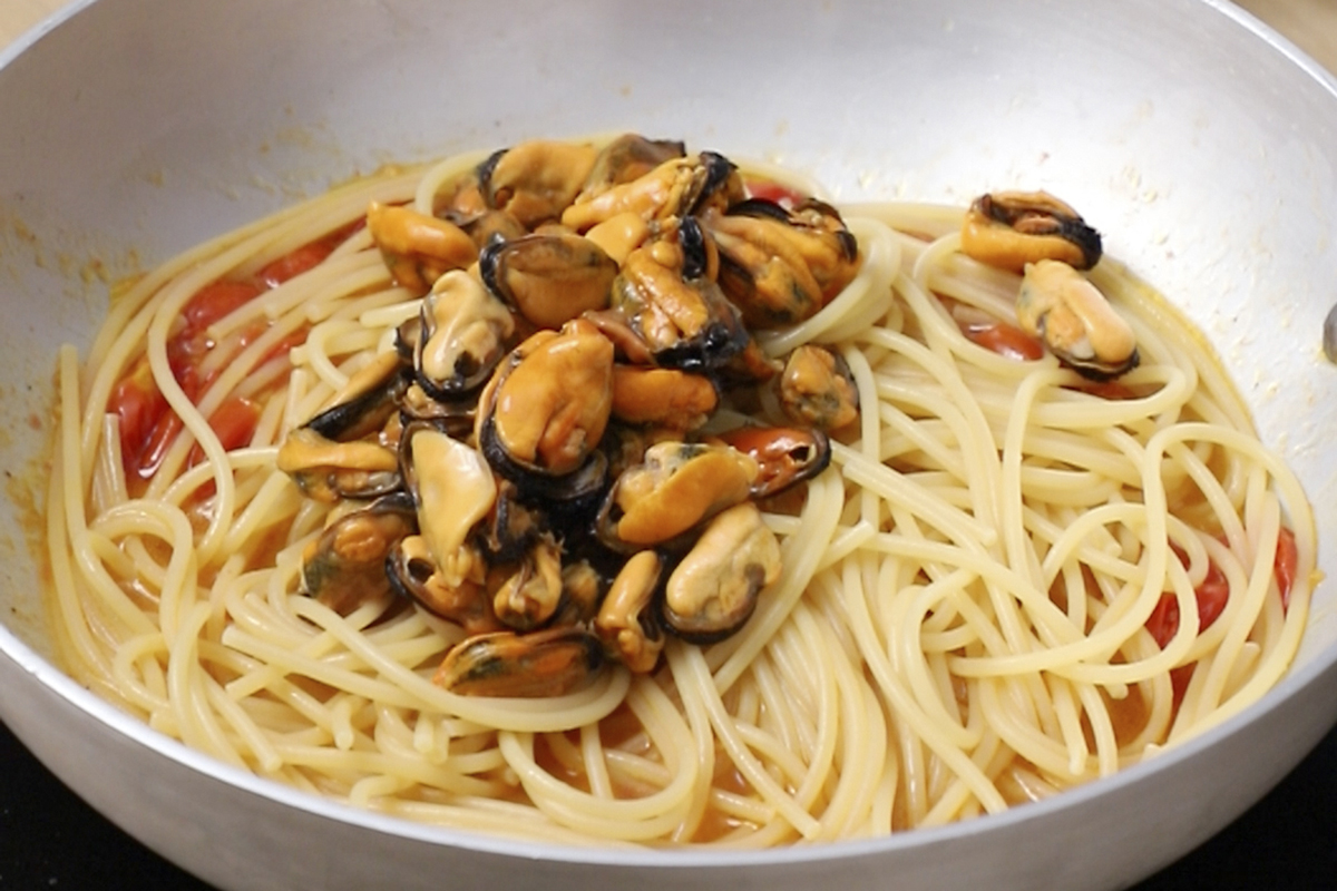 espaguetis con mejillones - mezclar