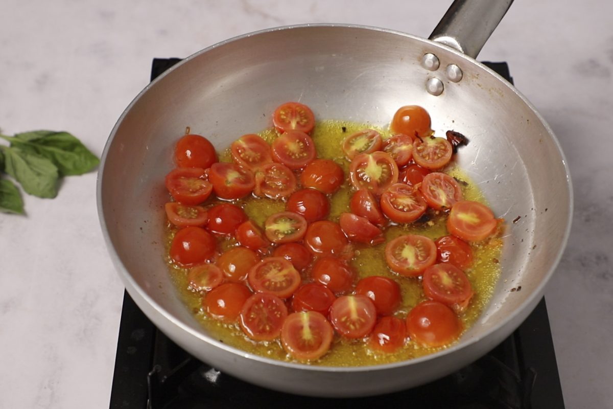Spaghetti con tomate cherry. Pochamos los tomate cherry.