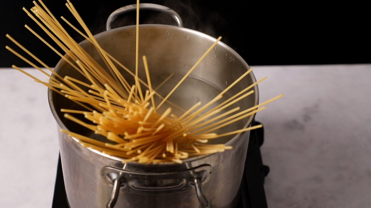Spaghetti con tomate cherry. Cocemos la pasta.