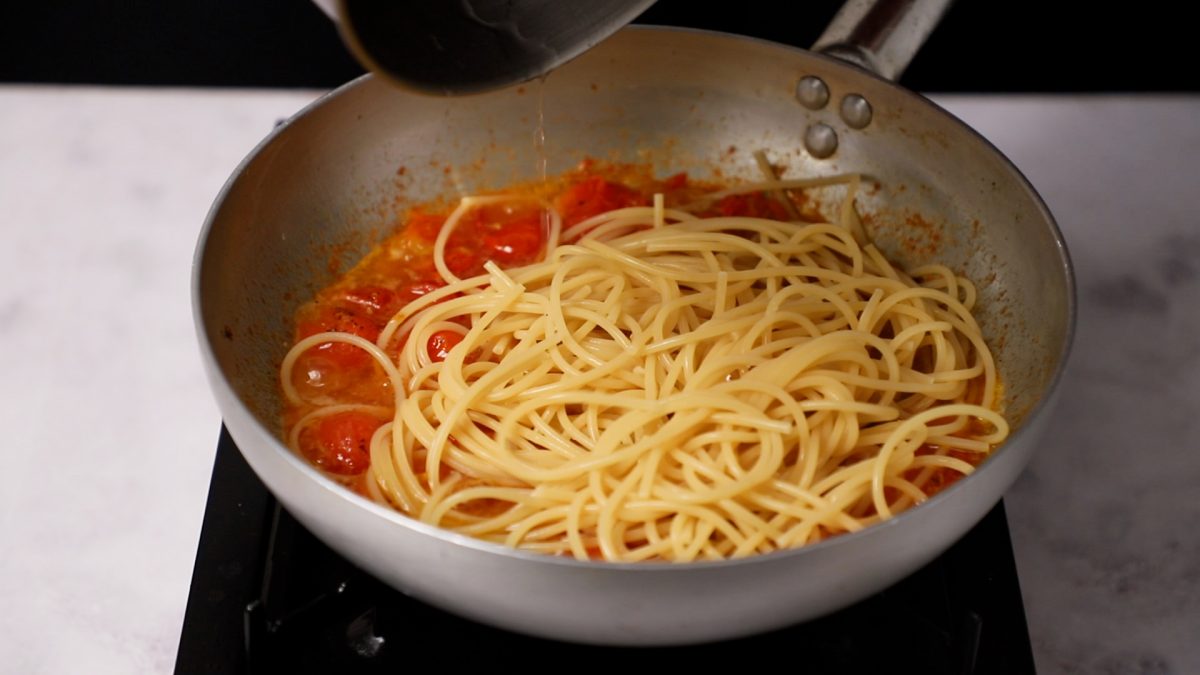 Spaghetti con tomate cherry. Incorporamos la pasta cocida.