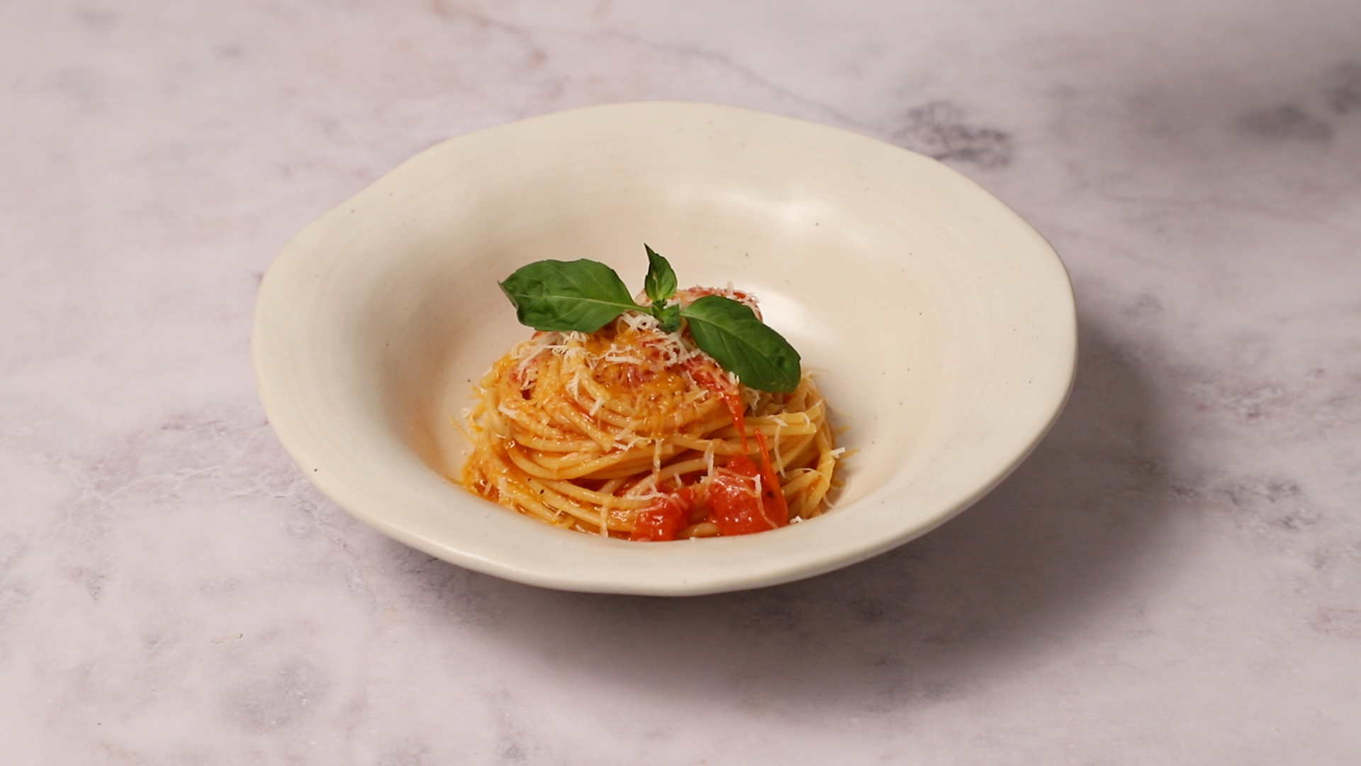 Spaghetti con tomate cherry. Emplatamos.