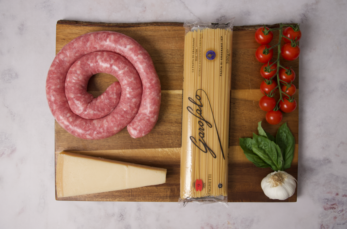 Espaguetis con tomate y chorizo. Preparar los ingredientes.
