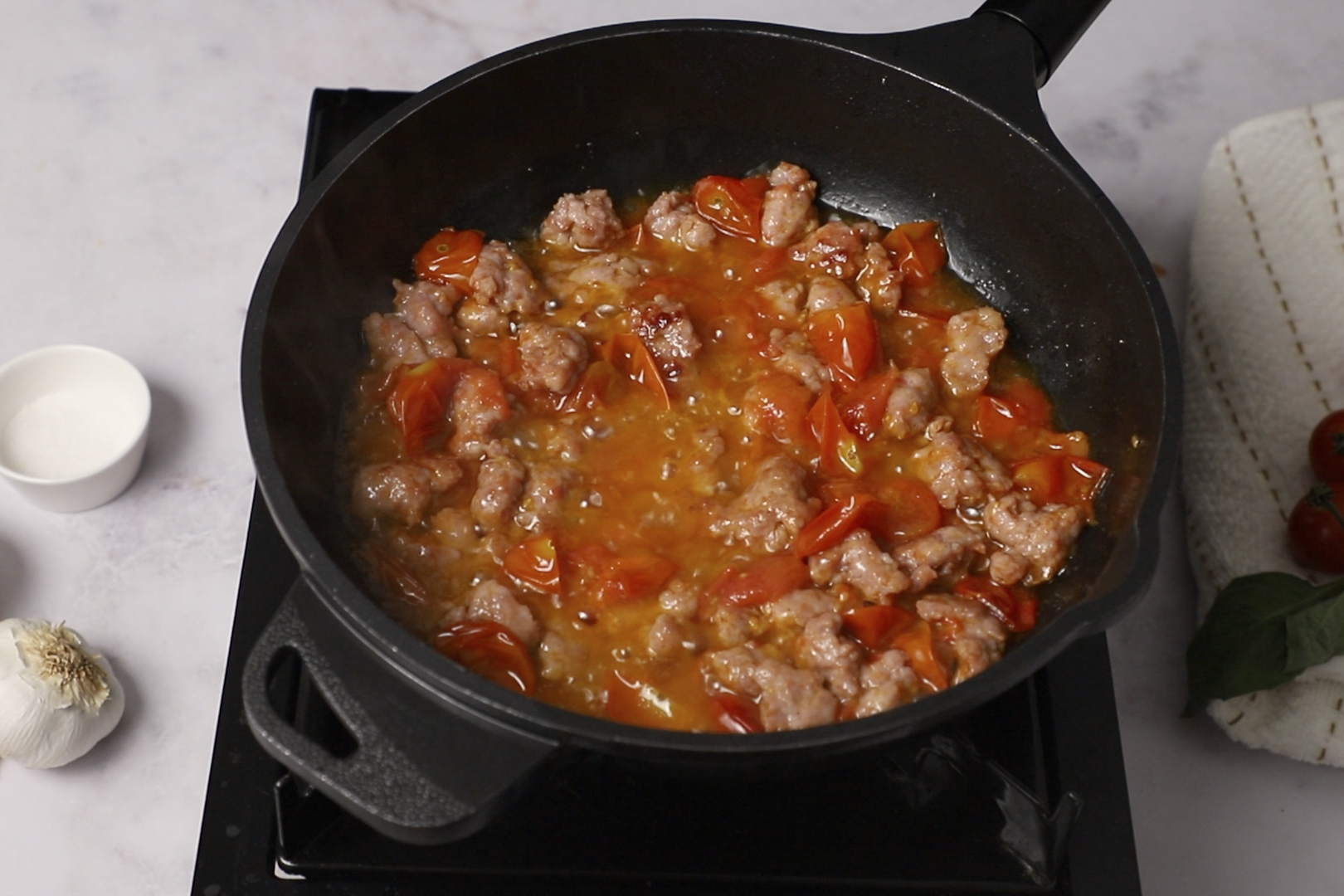 Espaguetis con tomate y chorizo. Cocinar la salsa de tomate