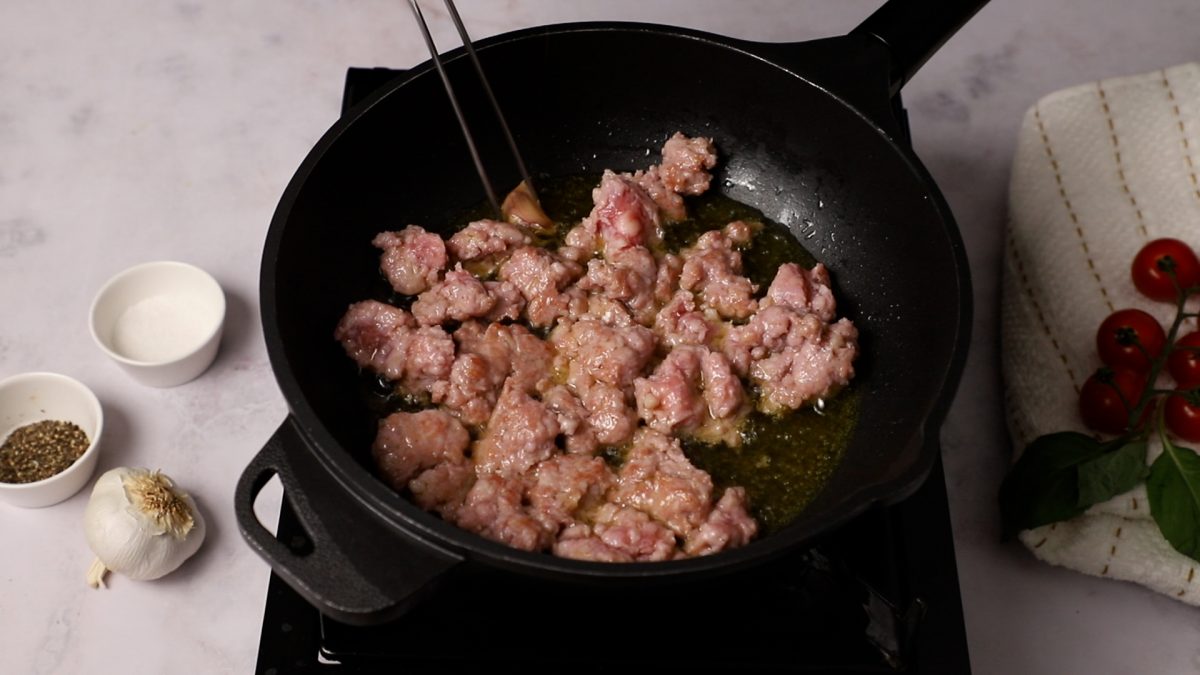 Espaguetis con tomate y chorizo. Dorar salchichas y ajos