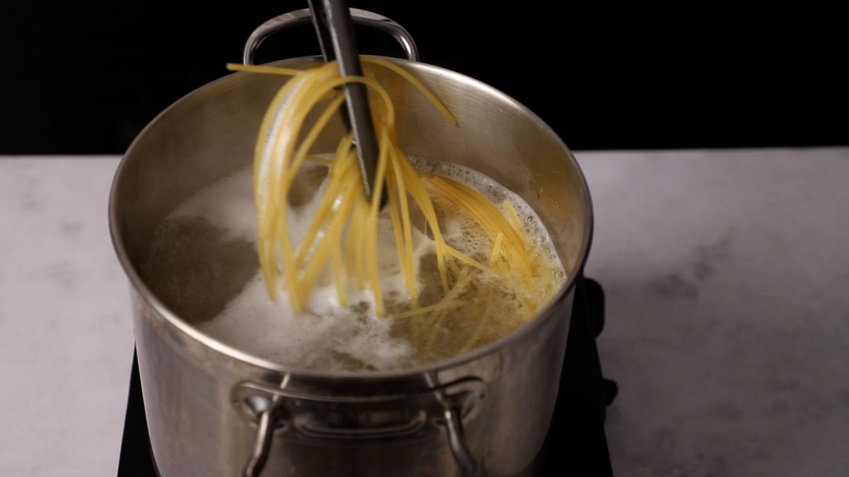 Espaguetis con tomate y chorizo. Cocer la pasta.