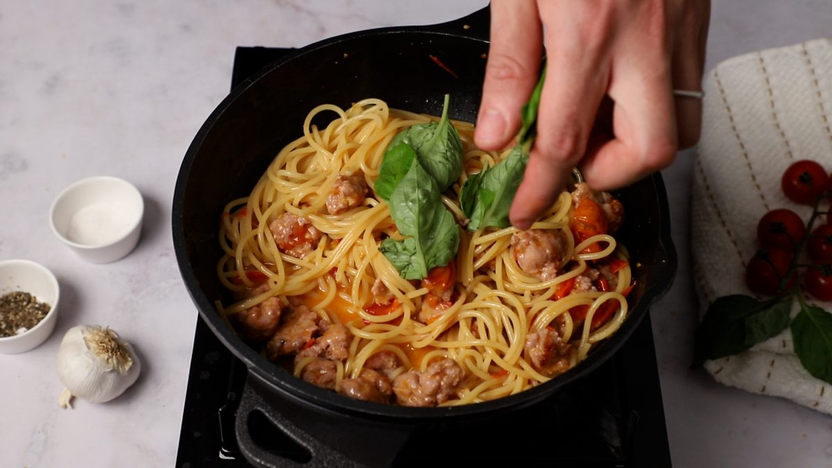Espaguetis con tomate y chorizo. Mezclar todos los ingredientes en una sartén.