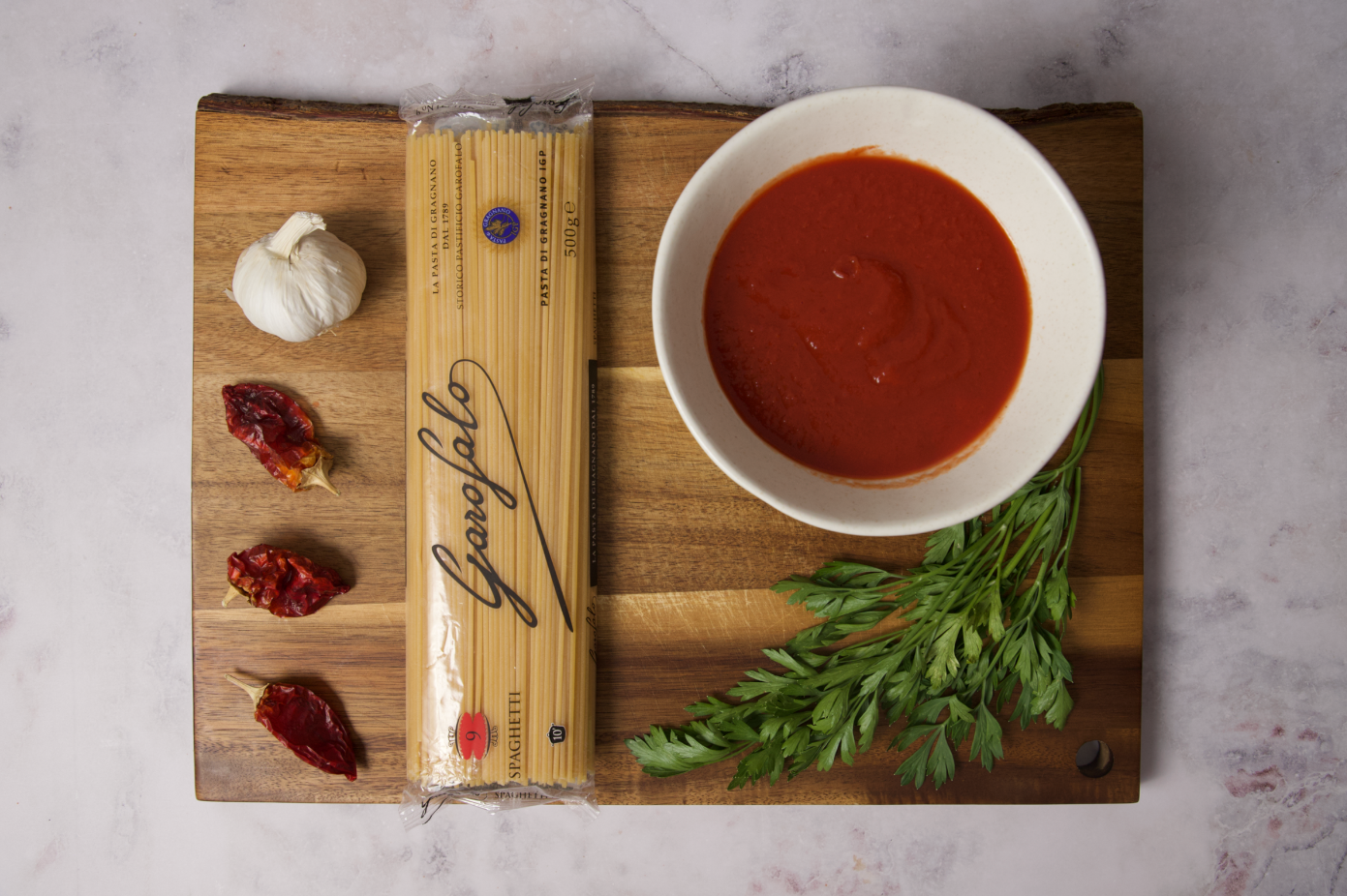 Espaguetis con salsa de tomate. Preparamos los ingredientes.