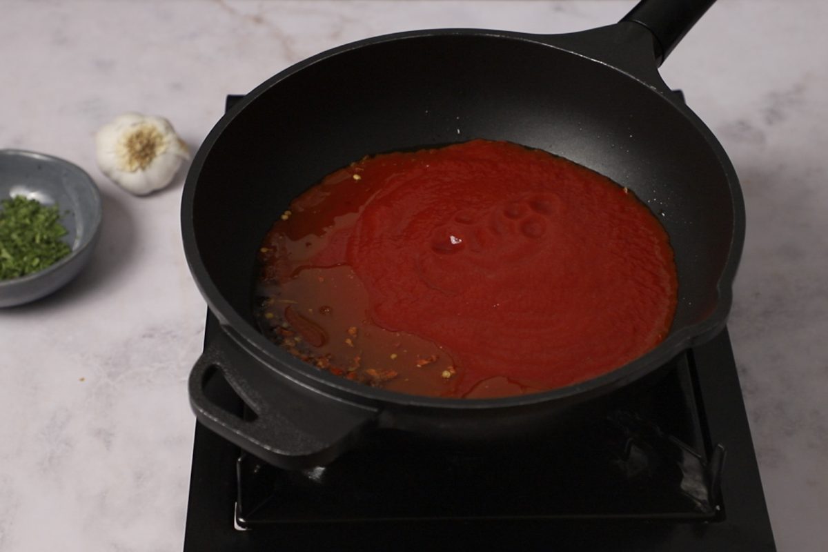 Espaguetis con salsa de tomate. Preparamos la salsa.