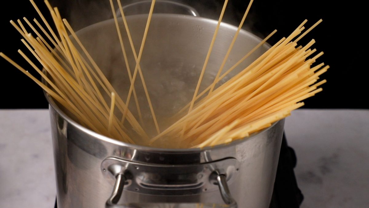 Espaguetis con salsa de tomate. Cocemos la pasta.