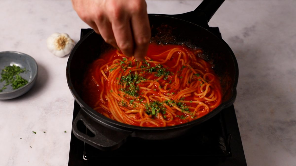 Espaguetis con salsa de tomate. Incorpora la pasta junto a la salsa.