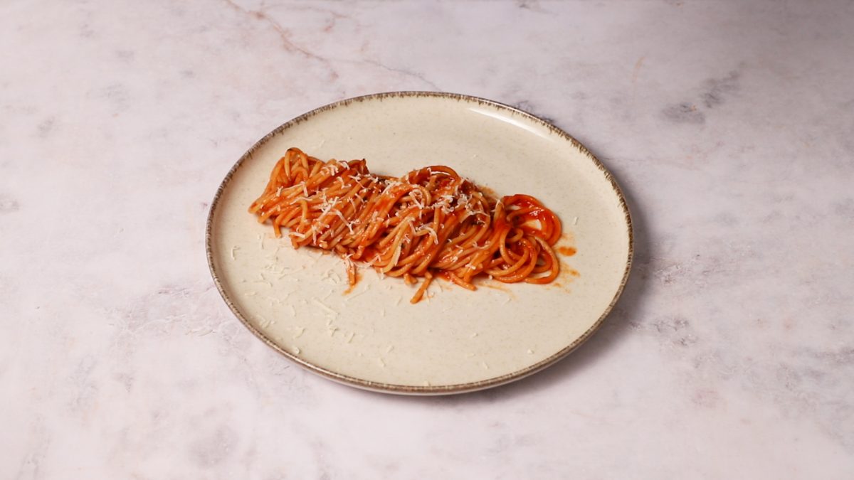 Espaguetis con salsa de tomate. Emplata.