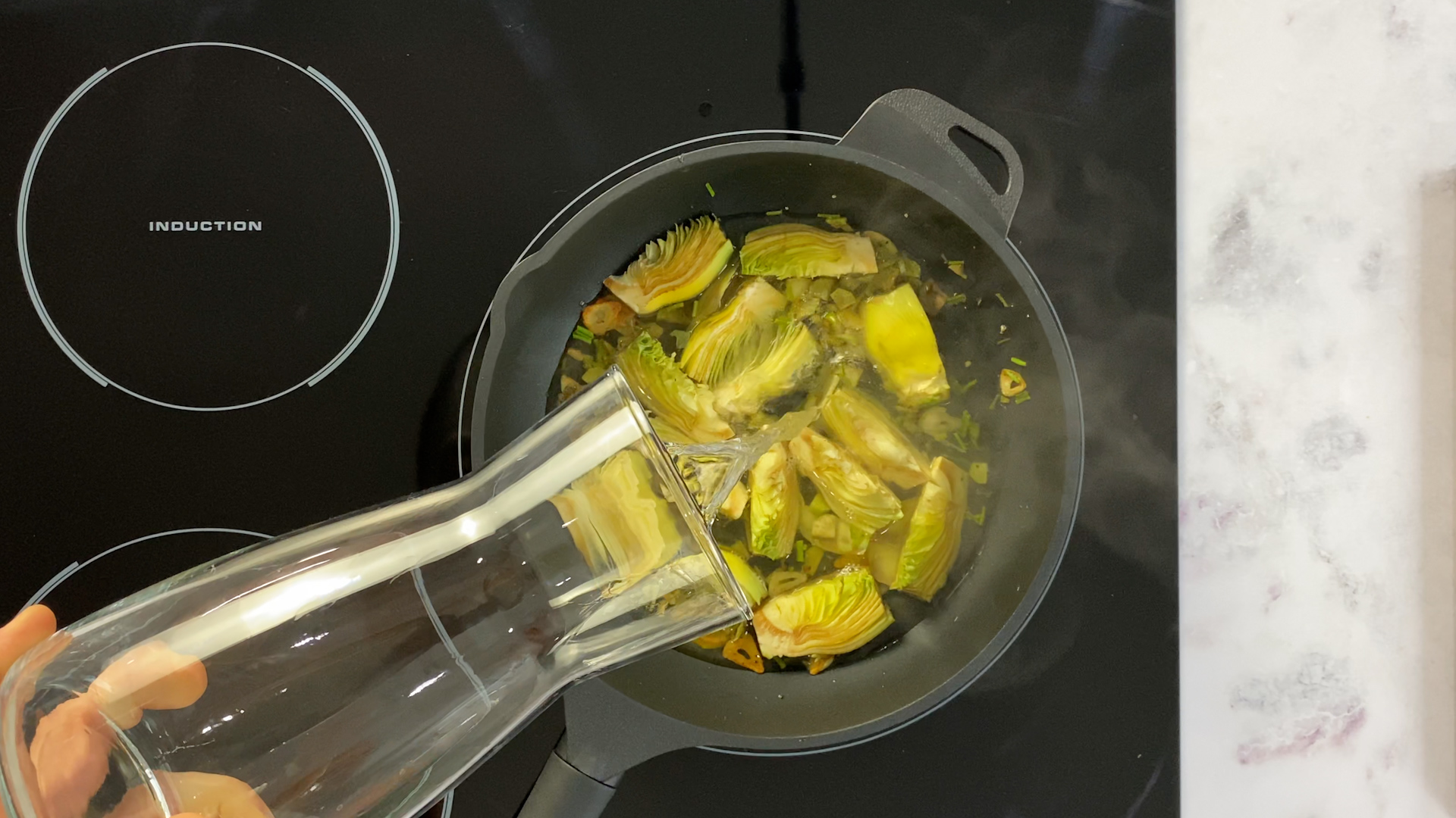 Dejamos cocinar hasta que las alcachofas estén blandas