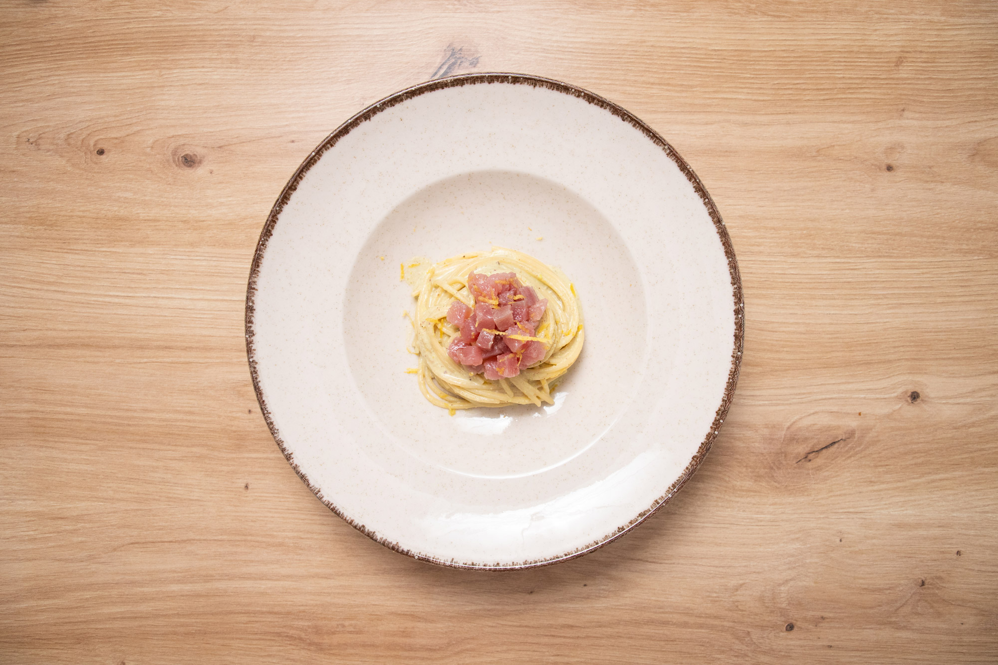 Spaghetti-al-pistacchio-y-tartar-de-atún-emplatado