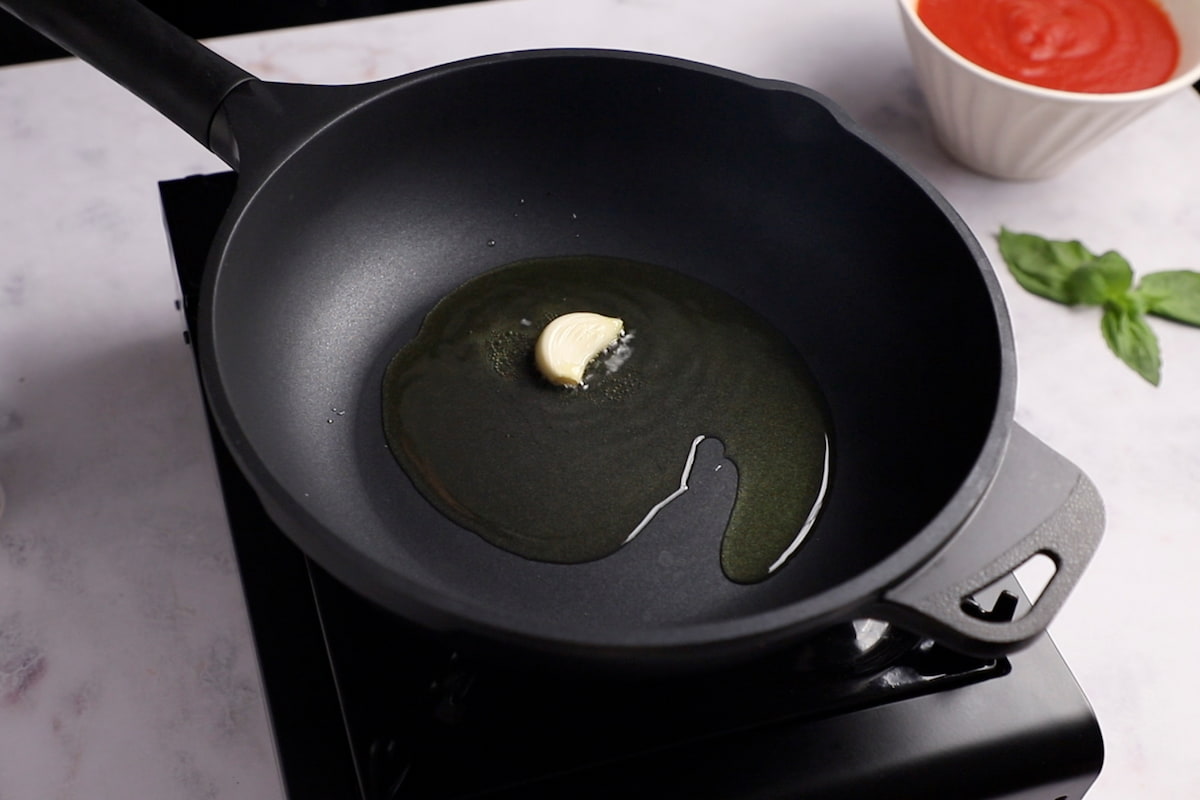 Ñoquis con tomate: paso 2 salteamos ajo