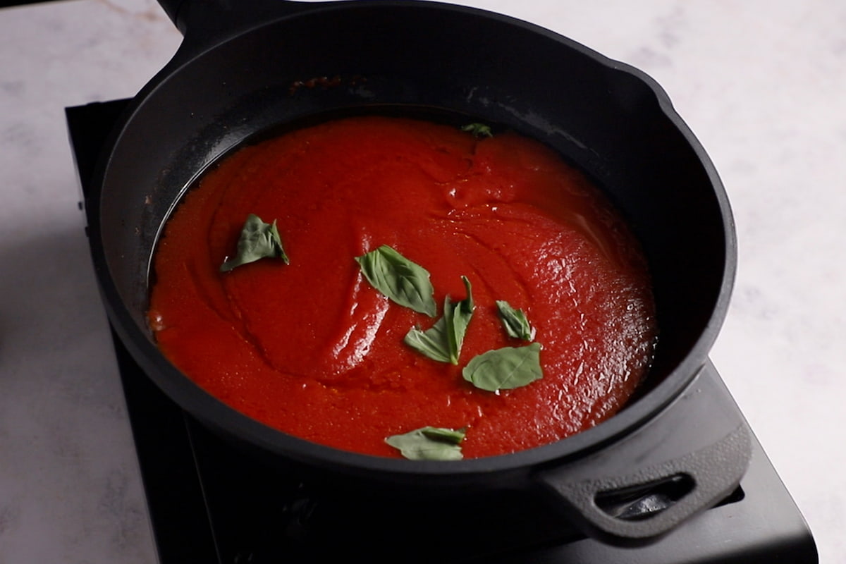 Ñoquis con tomate Paso 3 tomate y albahaca