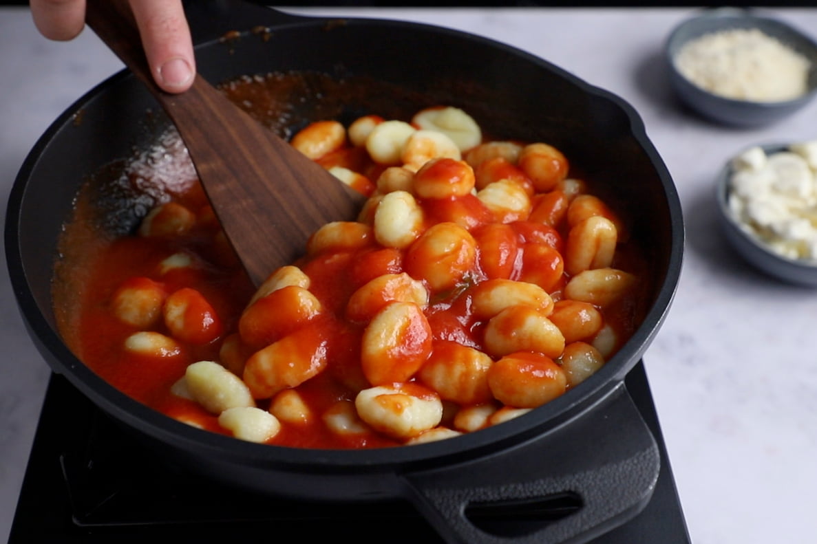 Ñoquis con tomate. Paso 5: mezclamos ñoquis y salsa