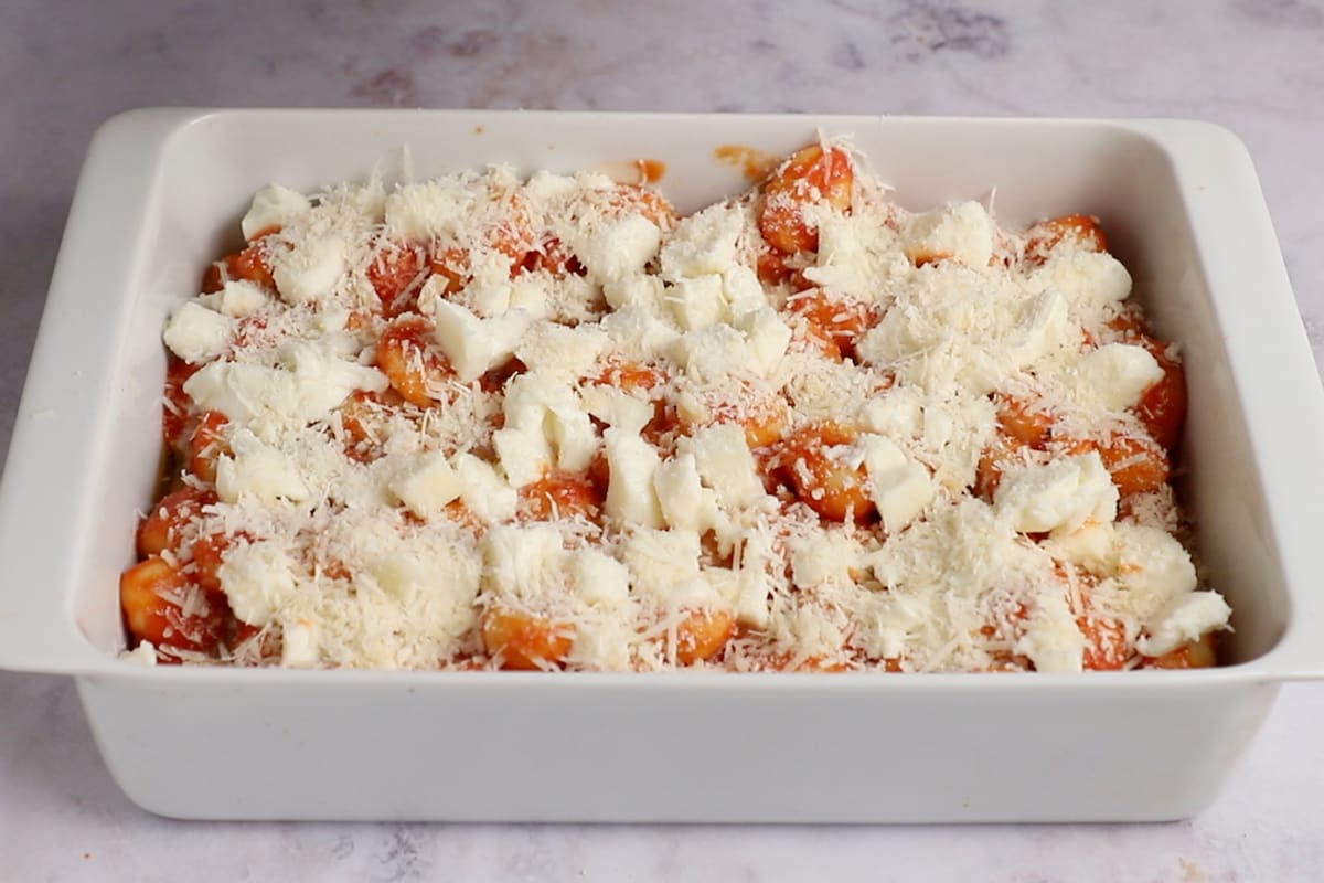 Ñoquis con tomate. Paso 6: mezclamos con queso