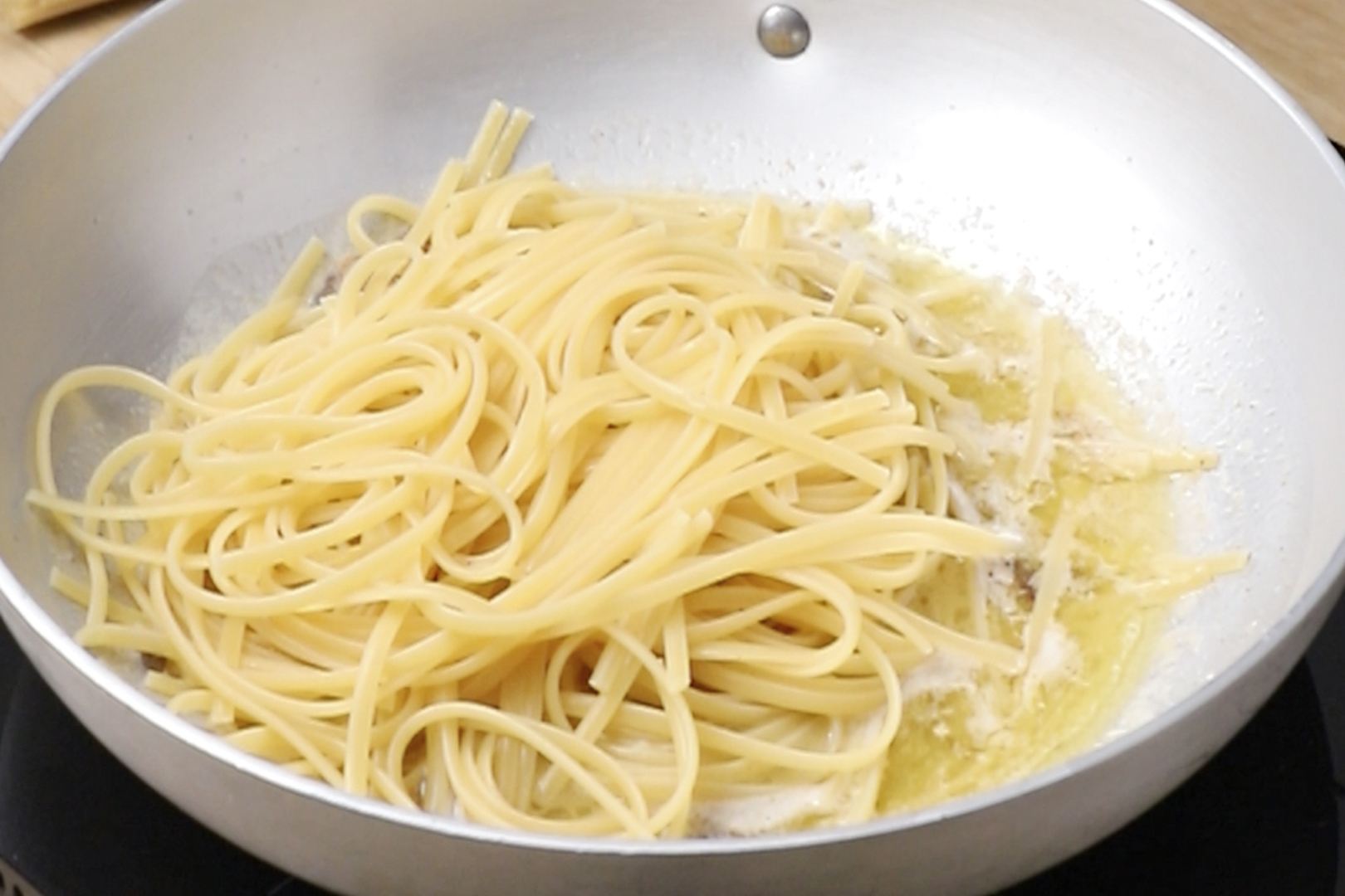 Linguine con anchoas del cantabrico y mantequilla, mezclar