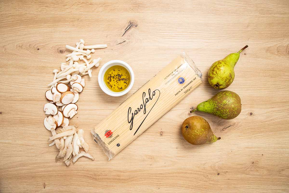 Paso a paso Linguine con aceite de trufa, hongos y peras ingredientes