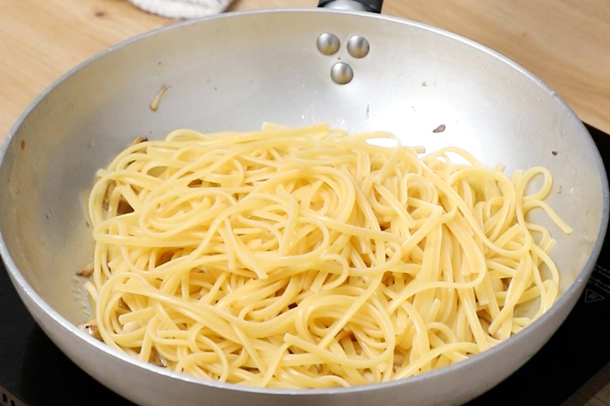 Paso a paso linguine con aceite de trufa,, hongos y peras mezclamos con la pasta