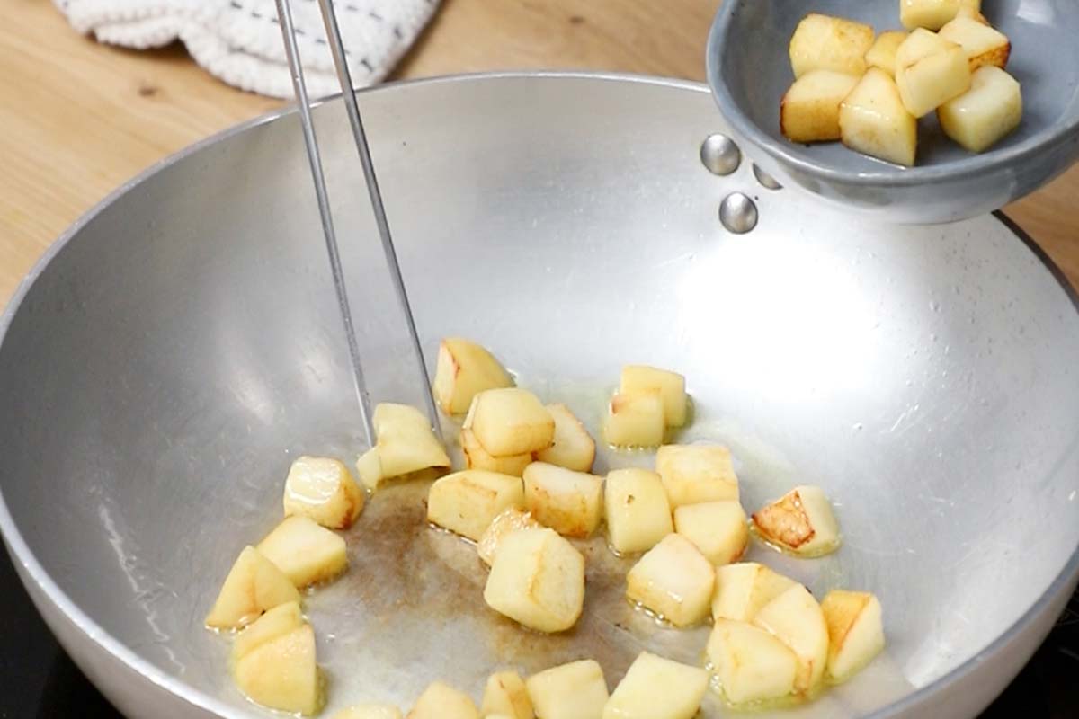 Paso a paso linguine con aceite de trufa,, hongos y peras salteamos las peras