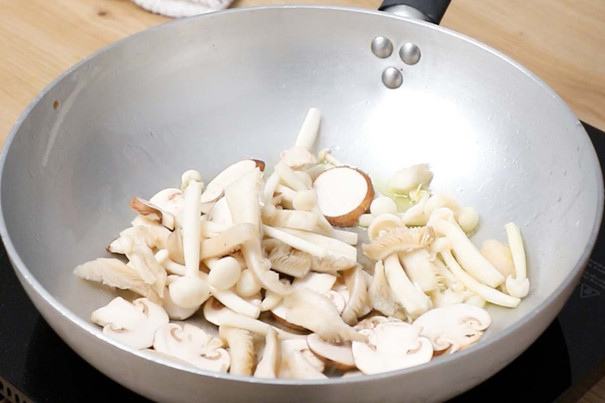 Paso a paso linguine con aceite de trufa,, hongos y peras salteamos los hongos