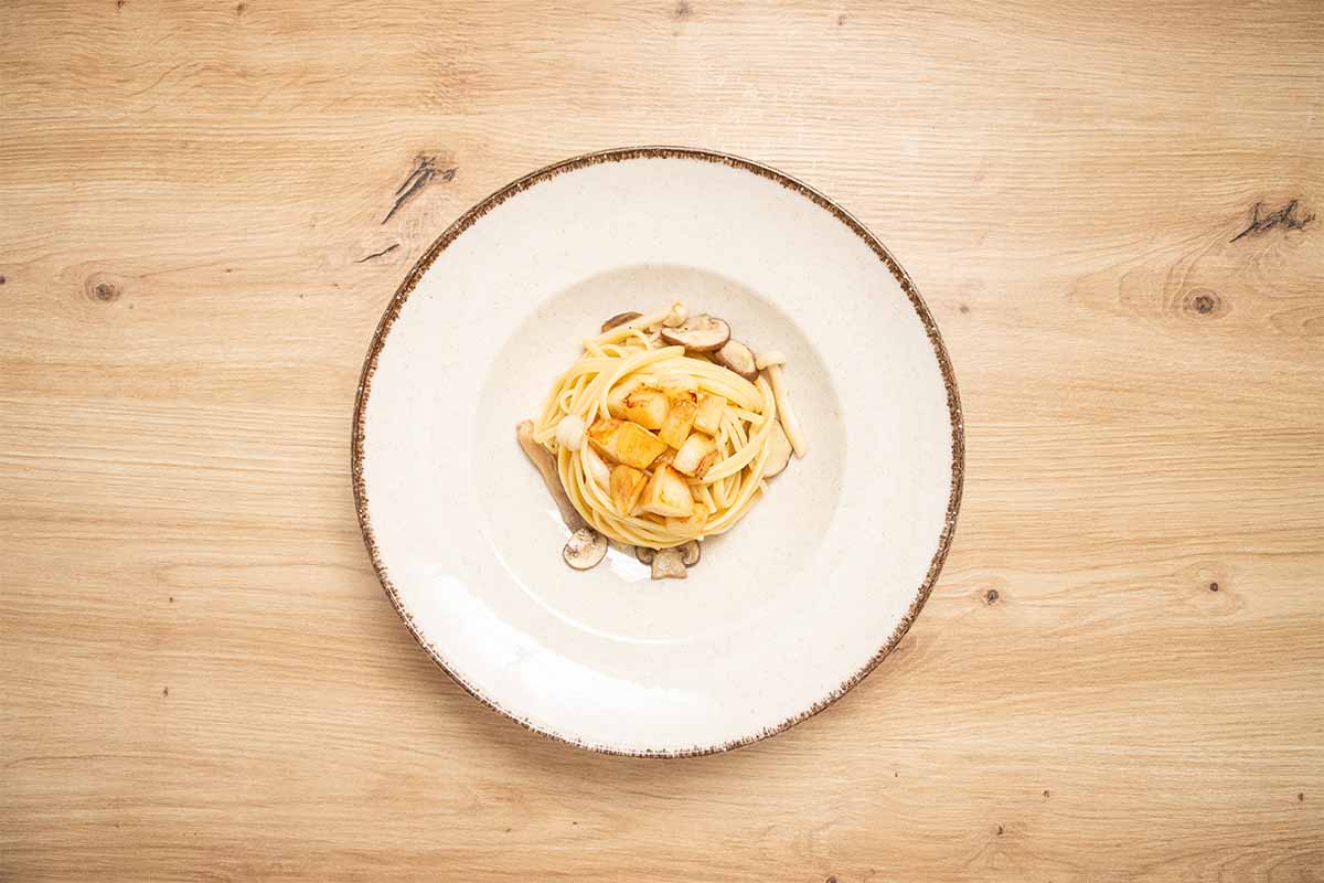 Paso a paso linguine con aceite de trufa,, hongos y peras servimos