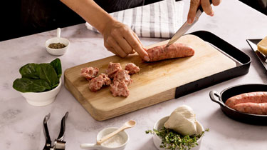 Receta Mezzelune Boletus y Trufa con Salchicha y Salsa de Queso de Cabra. Paso 2: cocinamos las salchichas