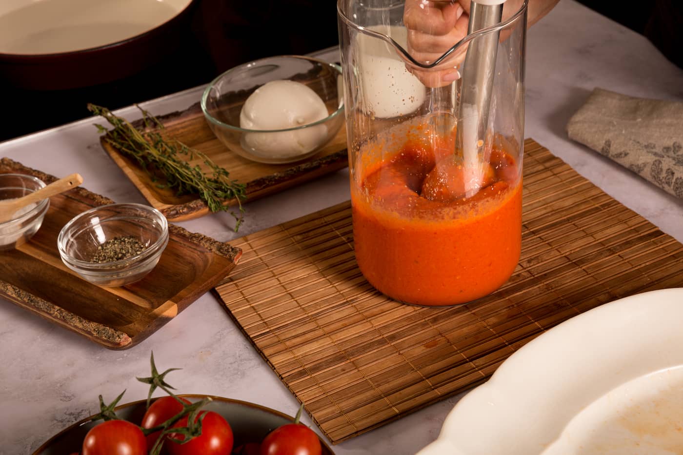 Receta Mezzelune Prosciutto Di Parma y Parmigiano Reggiano con Salsa de Pimientos Asados y Burrata. Paso 3: introducimos la cebolla, los tomates y el pimiento, la carne de los ajos escalivados y la leche en un vaso batidor