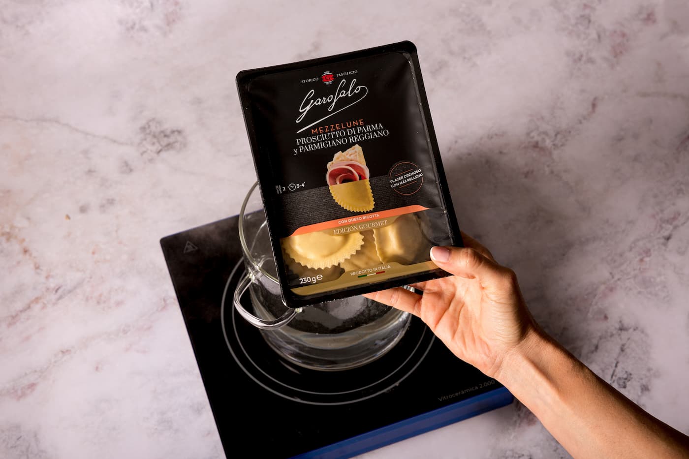 Receta Mezzelune Prosciutto Di Parma y Parmigiano Reggiano con Salsa de Pimientos Asados y Burrata. Paso 4: hervimos los mezzelune en agua con una pizca de sal