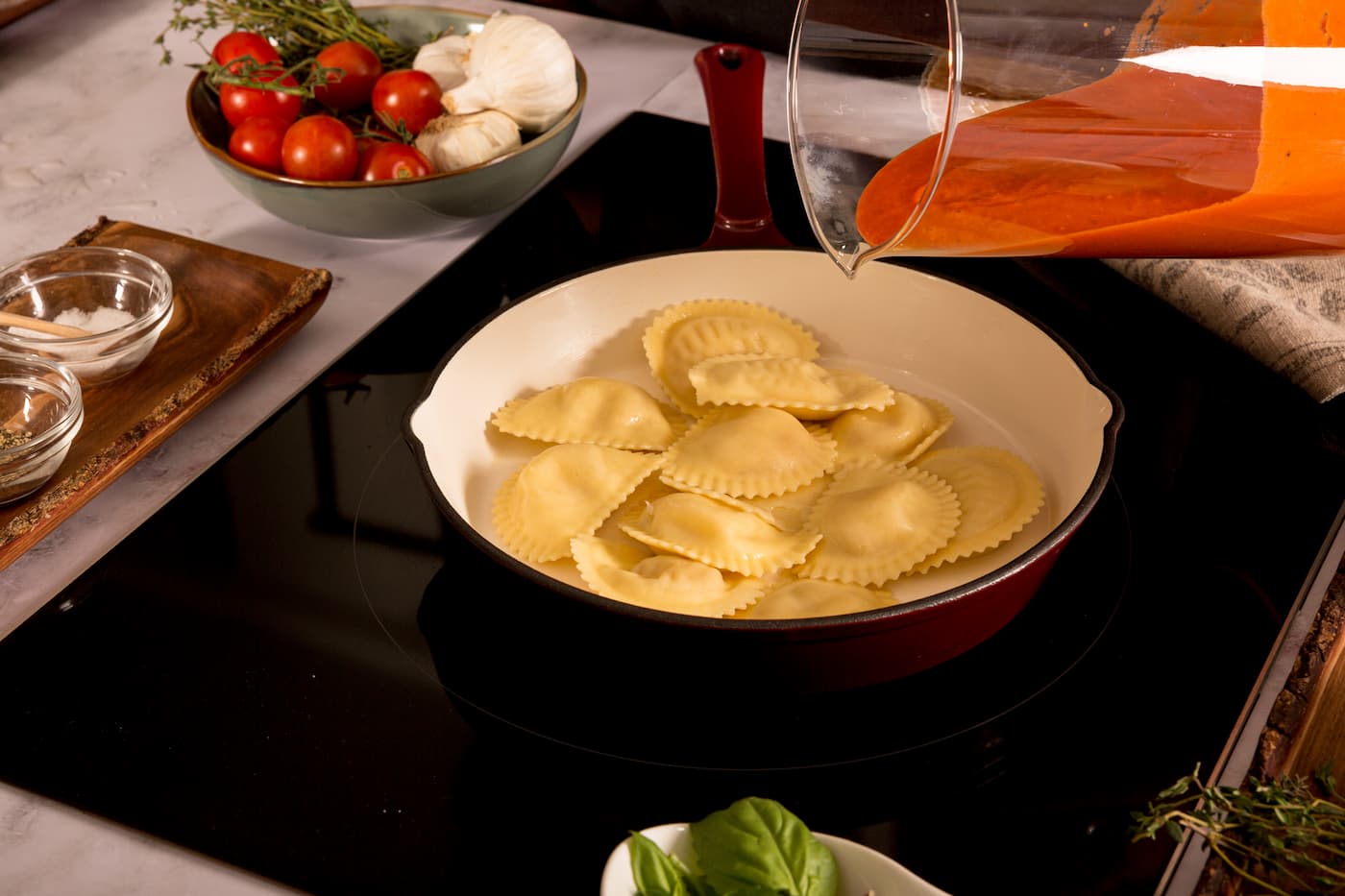 Receta Mezzelune Prosciutto Di Parma y Parmigiano Reggiano con Salsa de Pimientos Asados y Burrata. Paso 5: mezclamos con la salsa de pimientos rojos asados