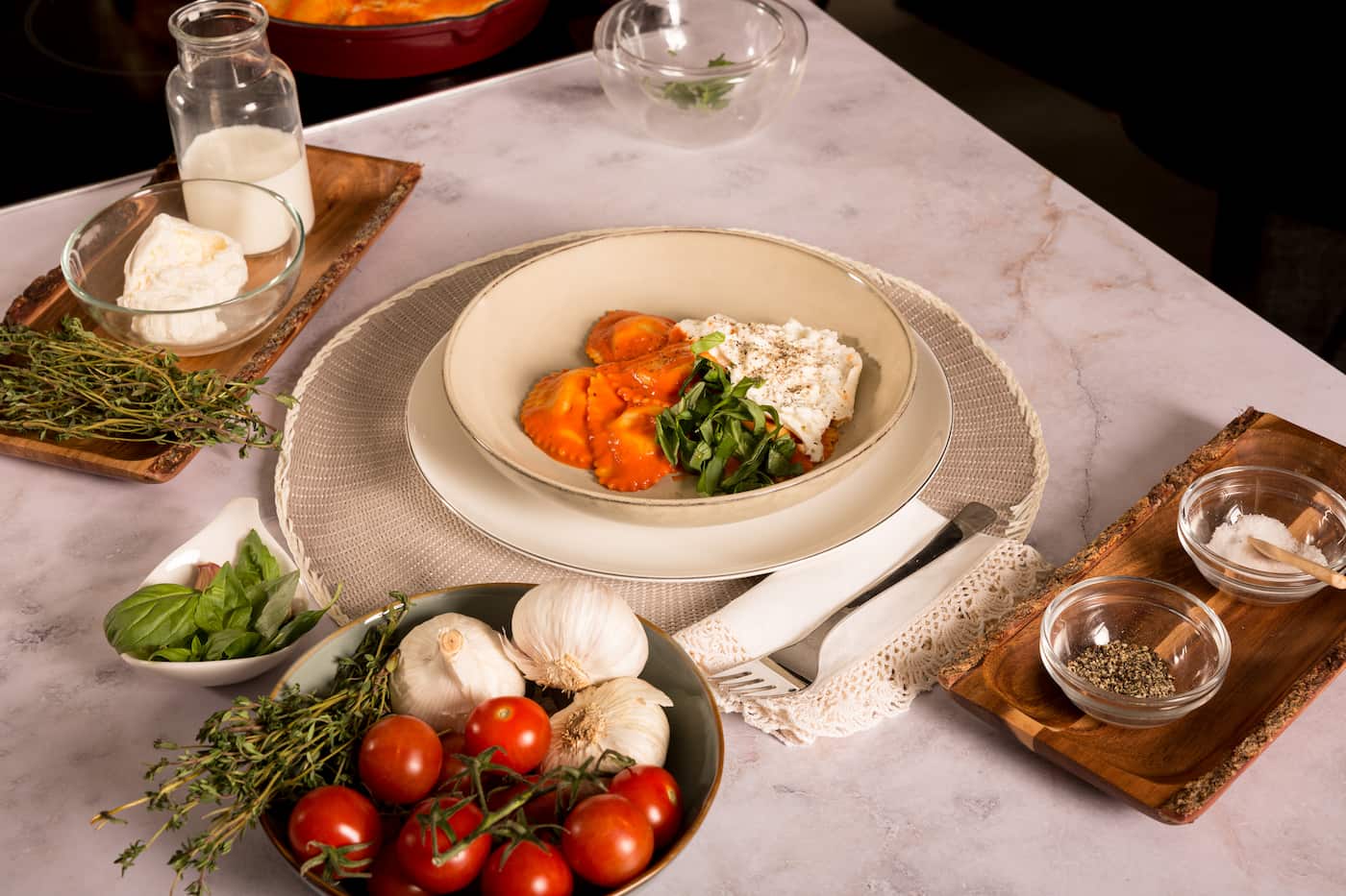 Receta Mezzelune Prosciutto Di Parma y Parmigiano Reggiano con Salsa de Pimientos Asados y Burrata. Paso 6: emplatamos con burrata y albahaca