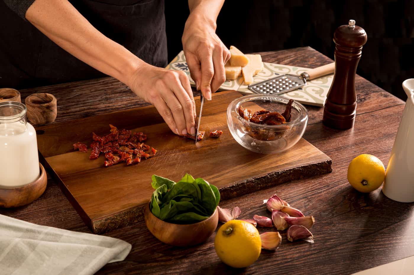 Receta Mezzelune Prosciutto di Parma y Parmigiano Reggiano con salsa tradicional toscana. Paso 1: preparar todos los ingredientes que necesita la salsa