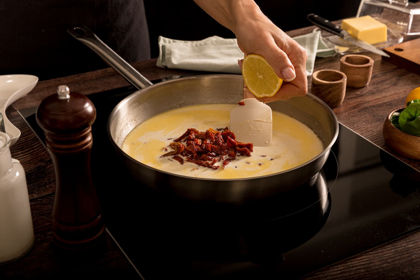Receta Mezzelune Prosciutto di Parma y Parmigiano Reggiano con salsa tradicional toscana. Paso 3: vertemos el caldo de pollo, la nata, la pimienta molida y las gotitas de limón
