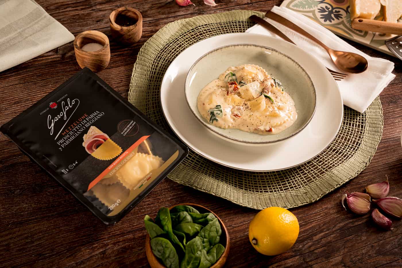 Receta Mezzelune Prosciutto di Parma y Parmigiano Reggiano con salsa tradicional toscana. Paso 6: terminaremos el plato con unas lascas de queso parmesano y un poco de pimienta negra