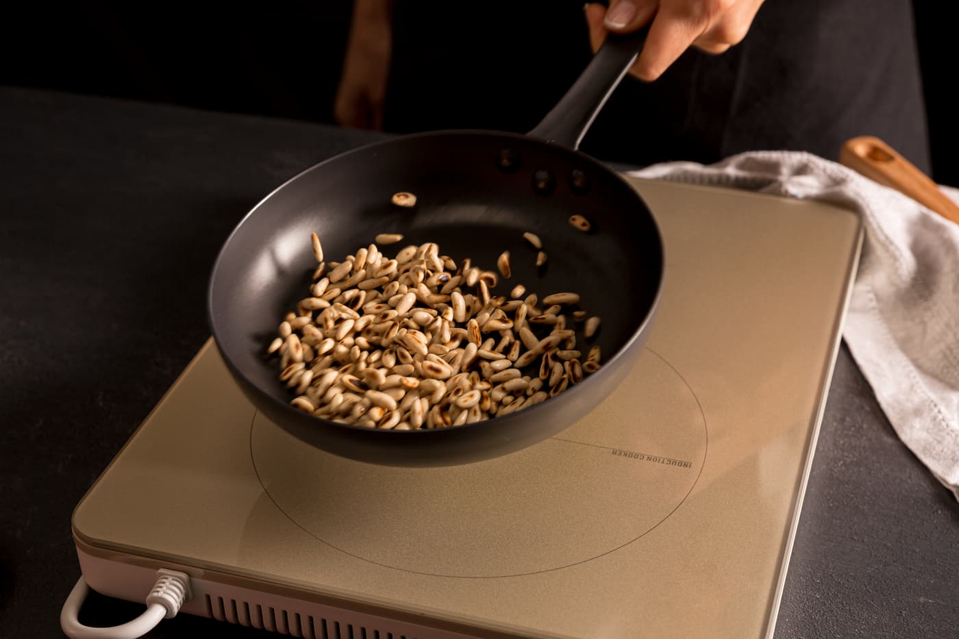 Receta Mezzelune Ternera y Merlot con pesto de rúcula, pasas y crujiente de parmesano. Paso 1: preparamos el pesto de rúcula