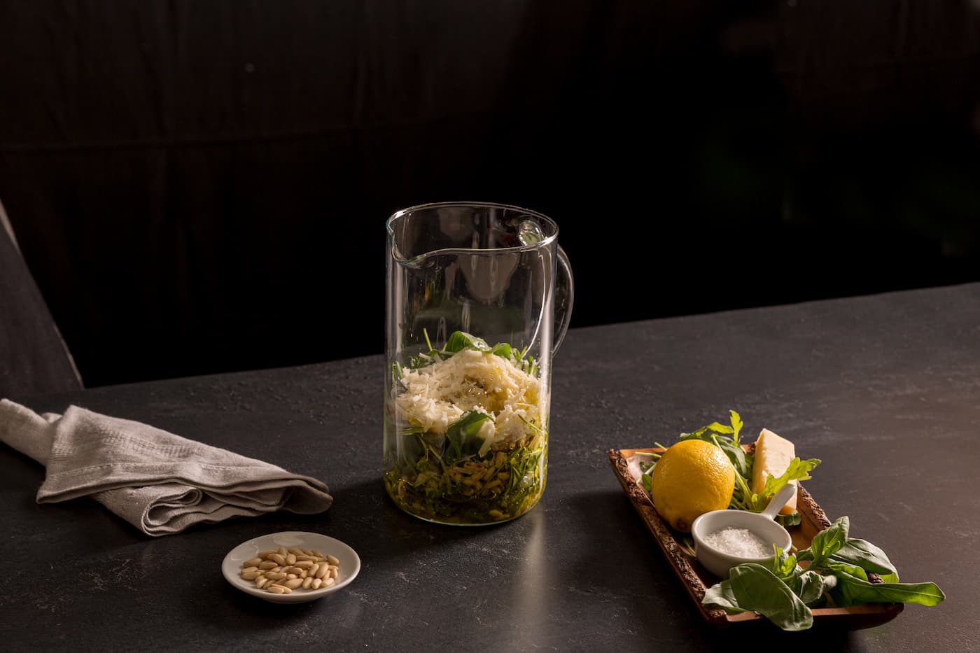 Receta Mezzelune Ternera y Merlot con pesto de rúcula, pasas y crujiente de parmesano. Paso 2: triturar los ingredientes de la salsa en un recipiente