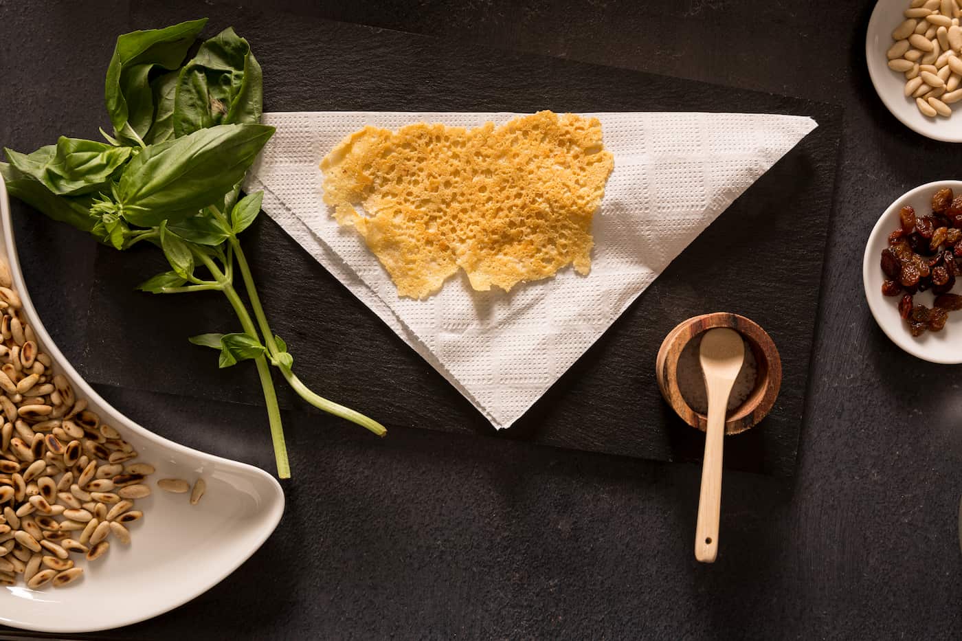 Receta Mezzelune Ternera y Merlot con pesto de rúcula, pasas y crujiente de parmesano. Paso 3: hacer un crujiente de parmesano