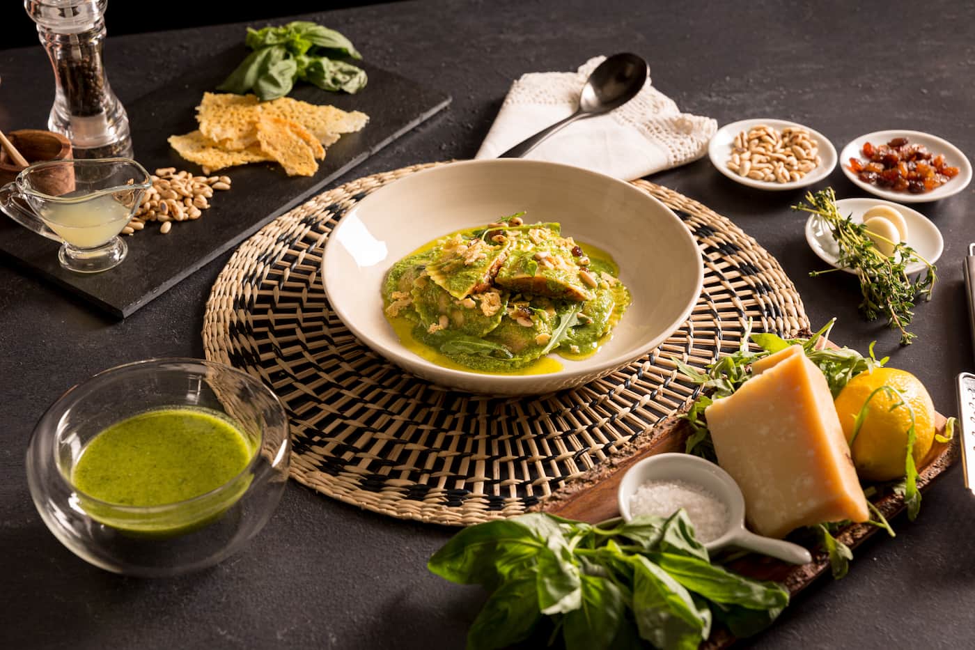 Receta Mezzelune Ternera y Merlot con pesto de rúcula, pasas y crujiente de parmesano. Paso 5: desmenuzar el crujiente de parmesano por encina y decorar el plato con unas hojitas de albahaca, rúcula y pasas
