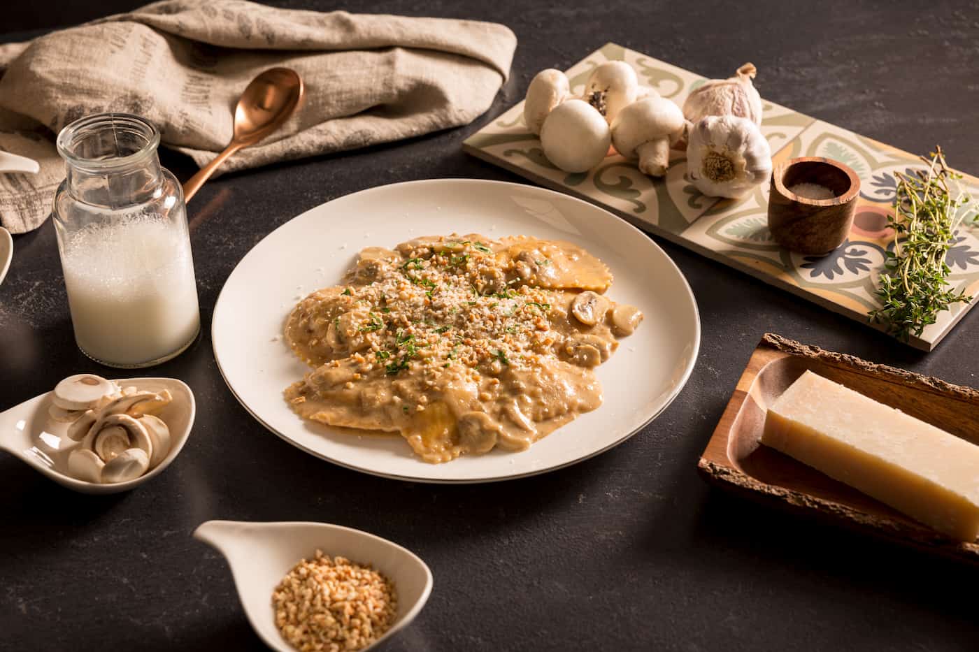 Receta Mezzelune Ternera y Merlot con salsa cremosa de setas y almendras. Paso 6: servir la pasta