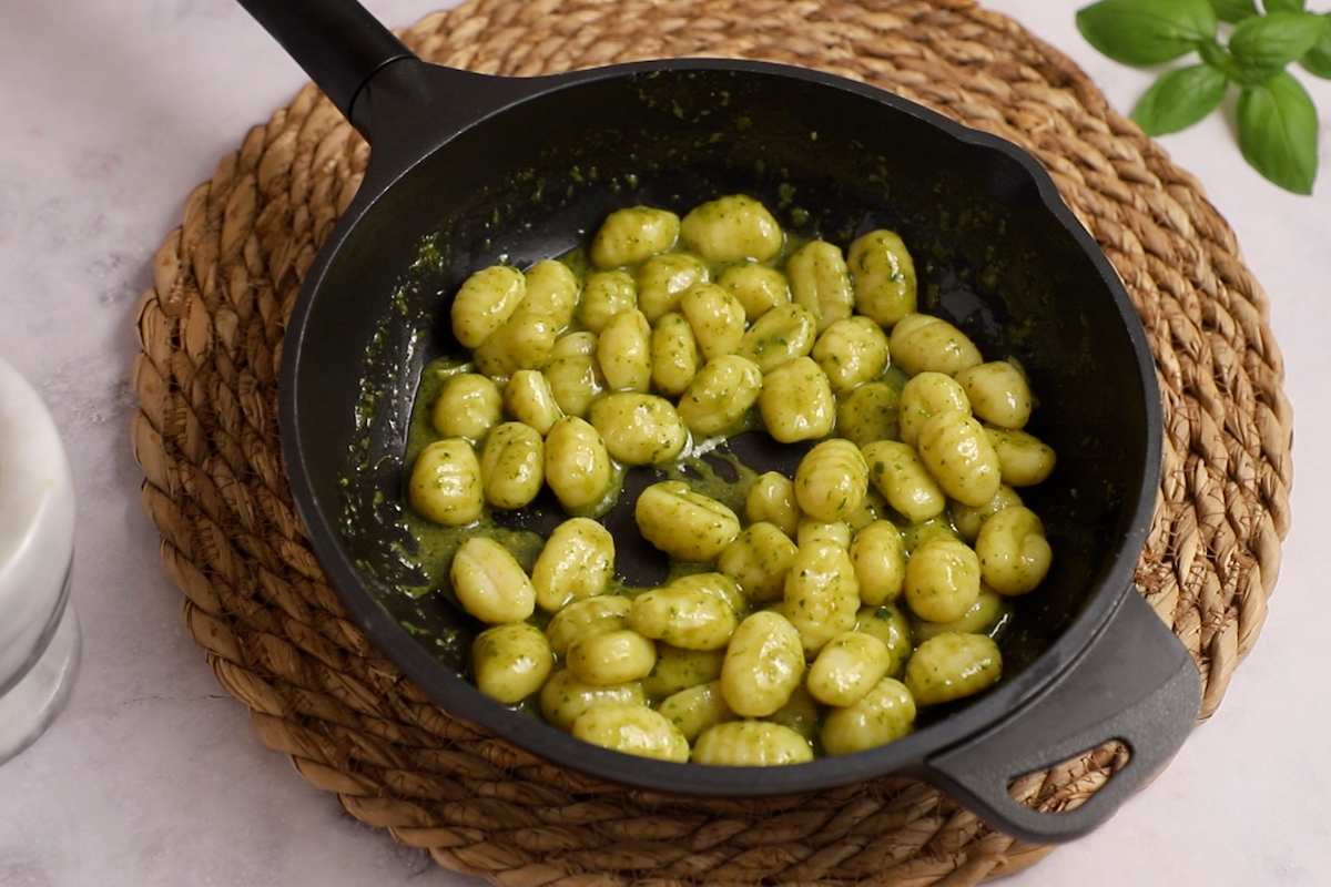Paso a paso: incorpora los ñoquis con el pesto