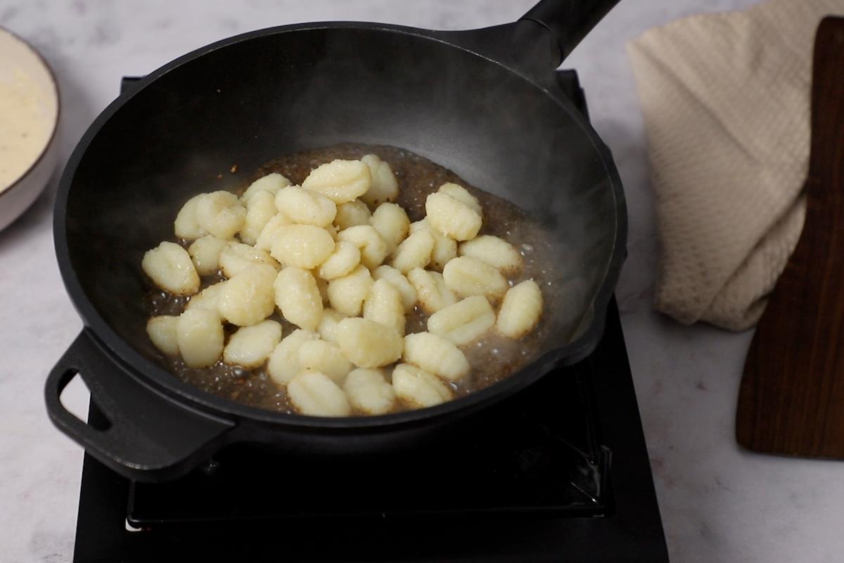 paso a paso ñoquis con queso: mezclar ñoquis y pimienta