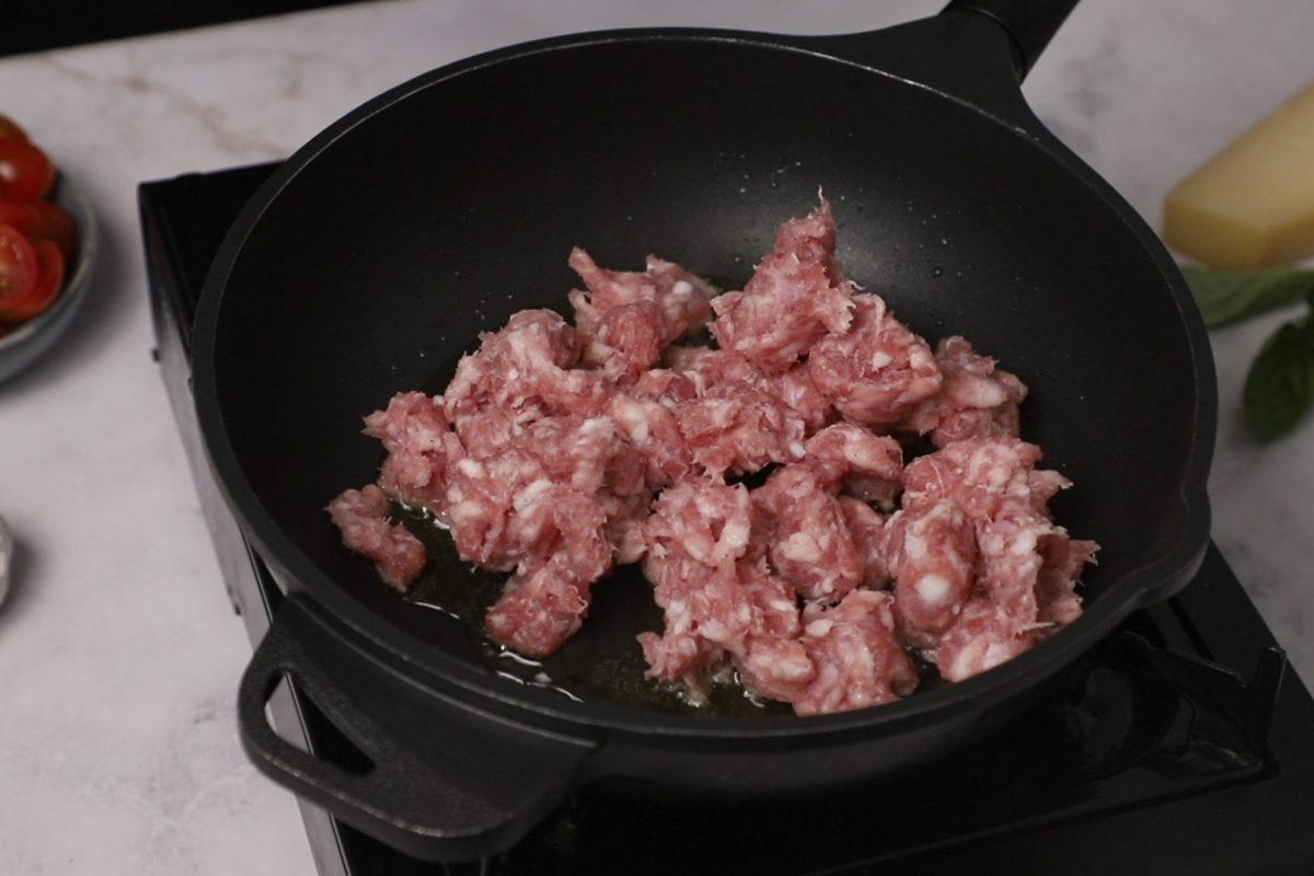 Pasta al horno. Cocinamos la butifarra.
