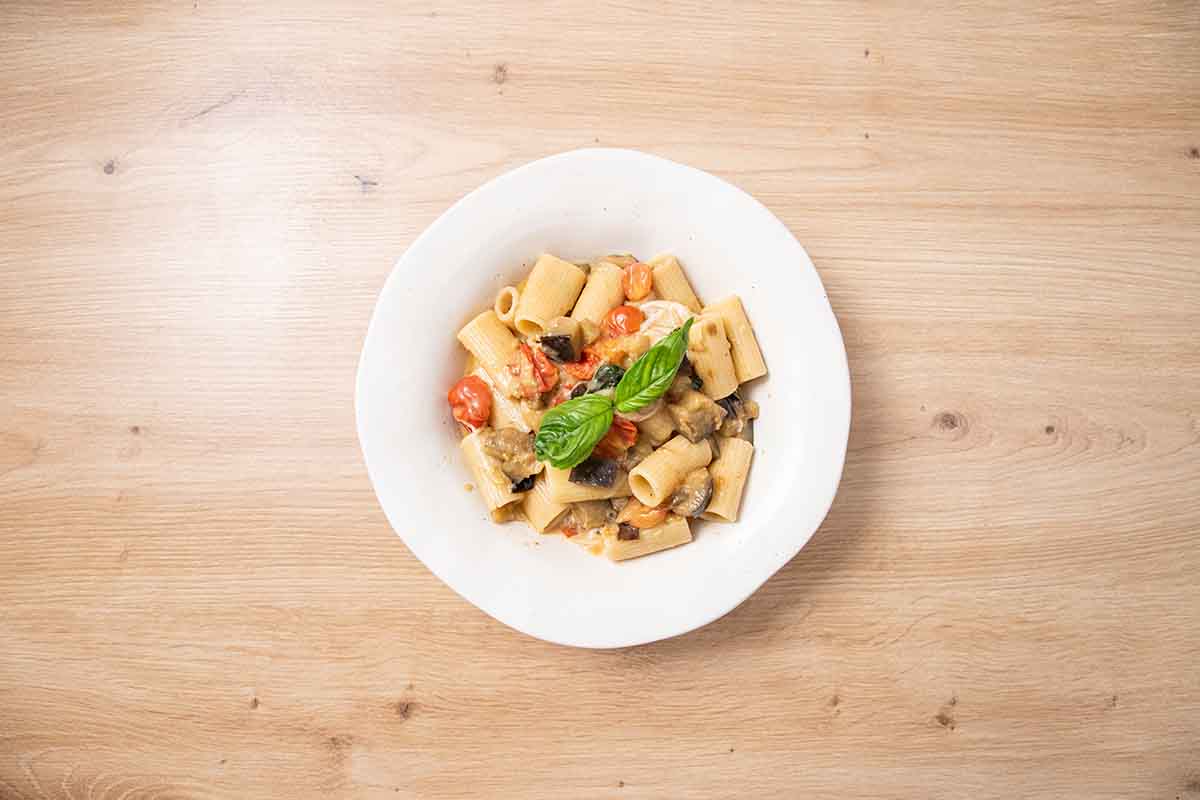 paso a paso Rigatoni con tomates asados, berenjenas y mozzarella emplatado