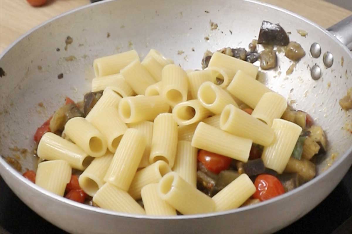 paso a paso Rigatoni con tomates asados, berenjenas y mozzarella mezclar pasta