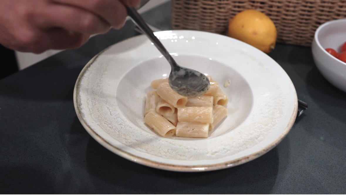 pasta con burrata y tomates asados - servir