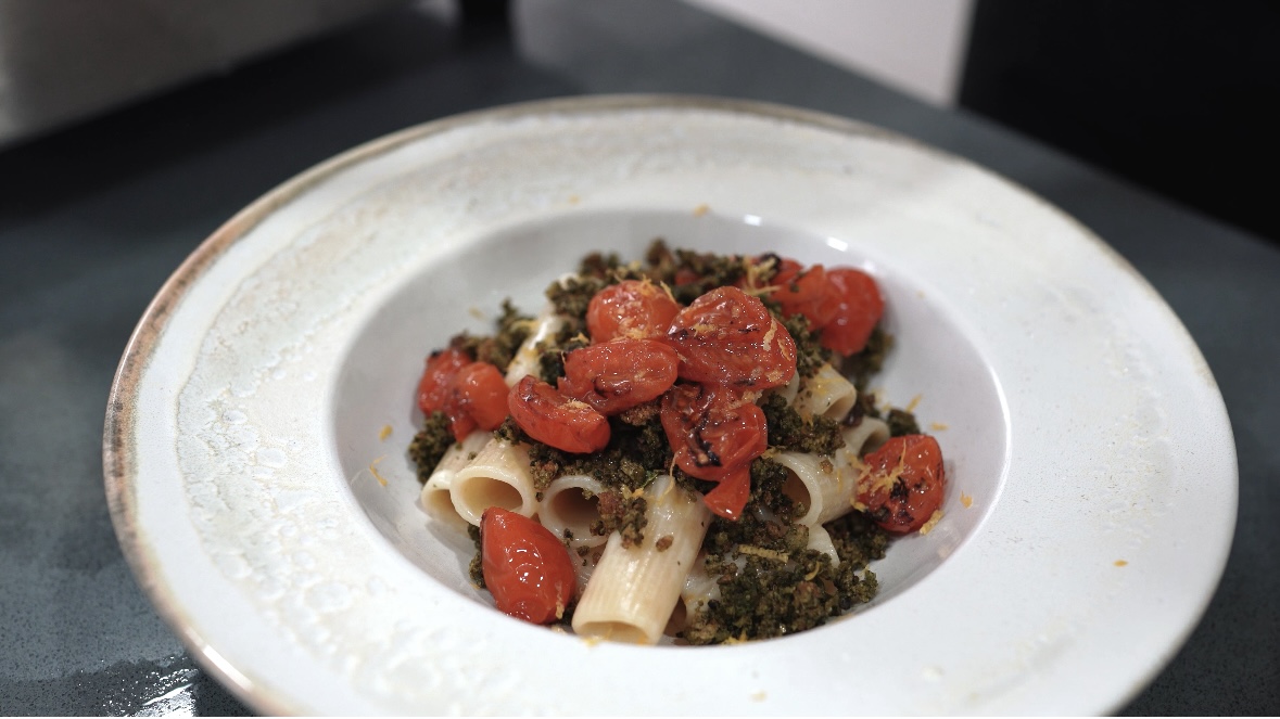 pasta con burrata y tomates asados - emplatado