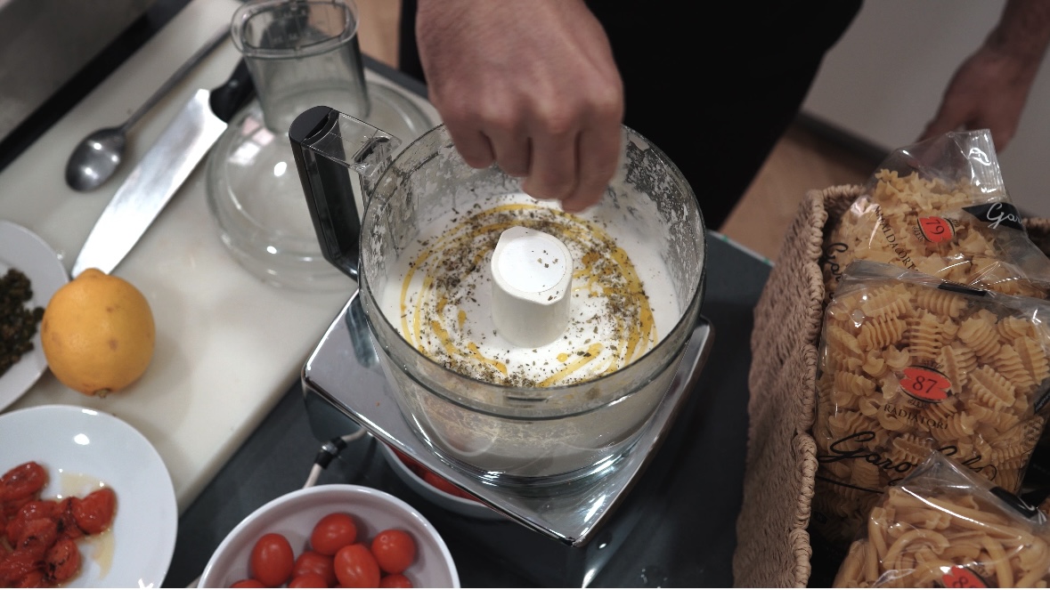 pasta con burrata y tomates asados - mezclando
