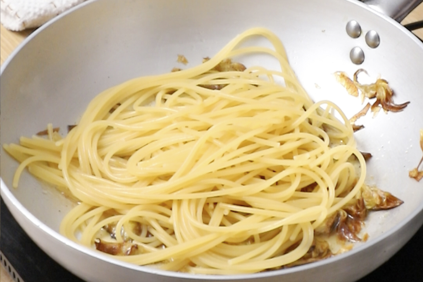 Spaghetti con alcachofas y yema frita 9